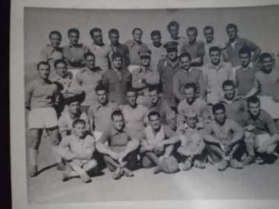 S� perch� l�, dal 1941 al 1946, si tennero partite, tornei e campionati tra detenuti, con tanto di squadre, divise e pubblico, composto da altri prigionieri